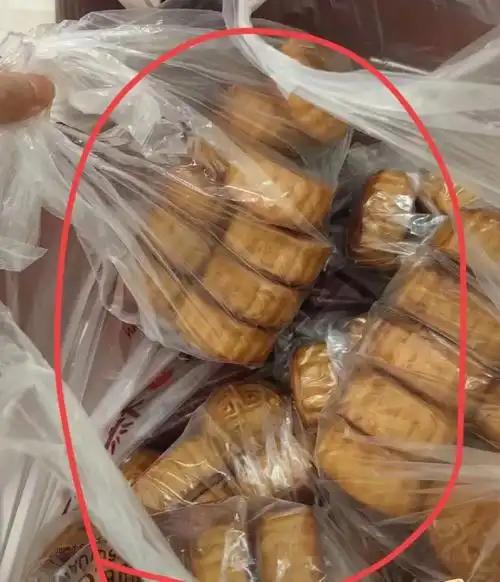 公司中秋发散装月饼惹众怒！省钱省错地方了？

不少人万万没想到，今年中秋福利翻车