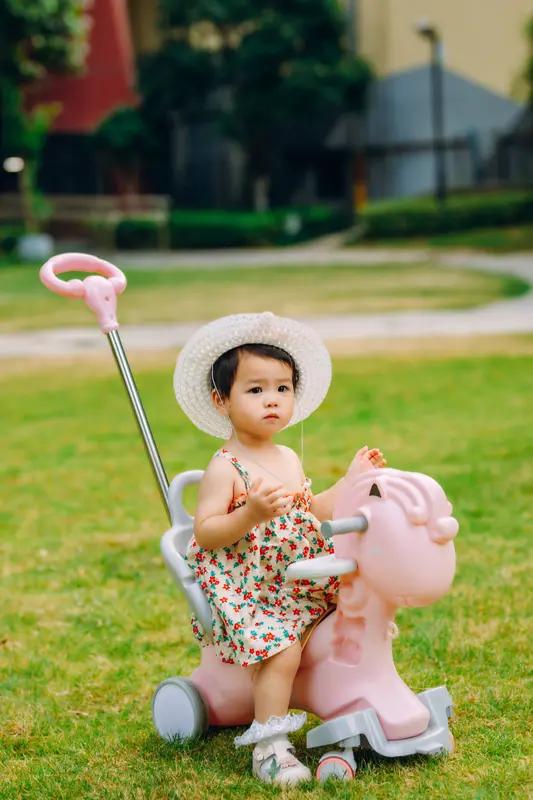 家人们谁懂啊！出生不到一个月的萌娃竟会露出不屑表情。6月2日吉林就有这么个趣事，