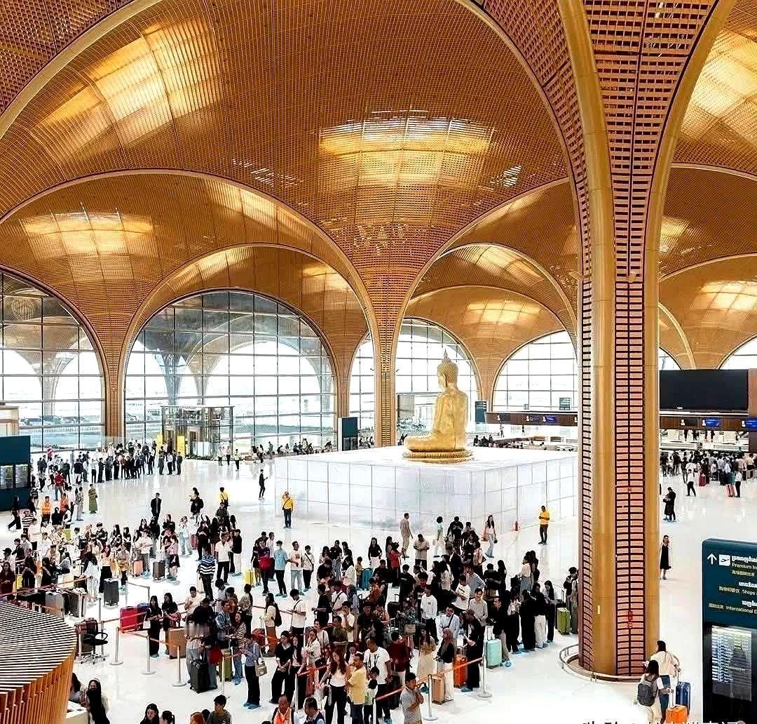 10月20日上午，柬埔寨首相洪玛奈为柬埔寨历史上规模最大、最现代化的航空基础设施