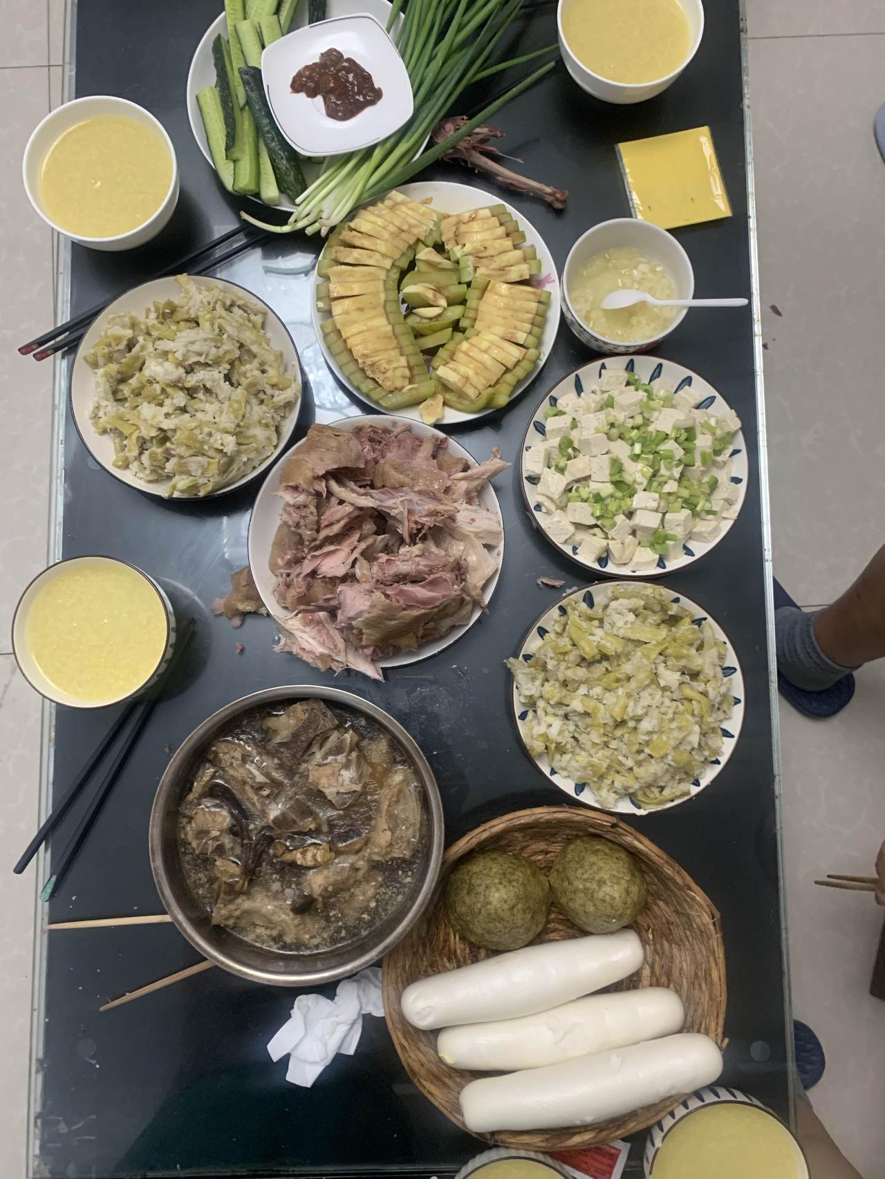 打卡今日晚餐
儿子减脂，继续以瘦肉和清淡为主：清炖牛脊骨、熏鸡、西湖蒸蛋、小葱拌