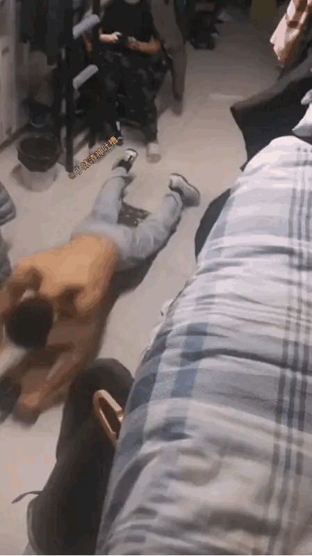 这样很危险啊，收腹轮和身体成 90 度，一旦没控制住，头往前冲，牙就磕掉了！