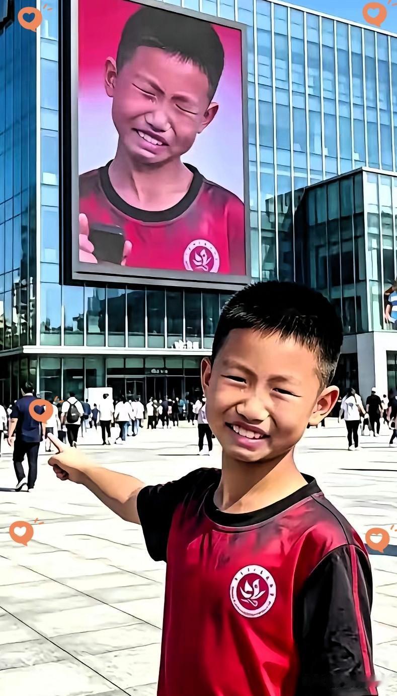 真是太搞笑了！这个足球小将走到街上，竟然发现自己哭的照赫然出现在商场大楼外面。