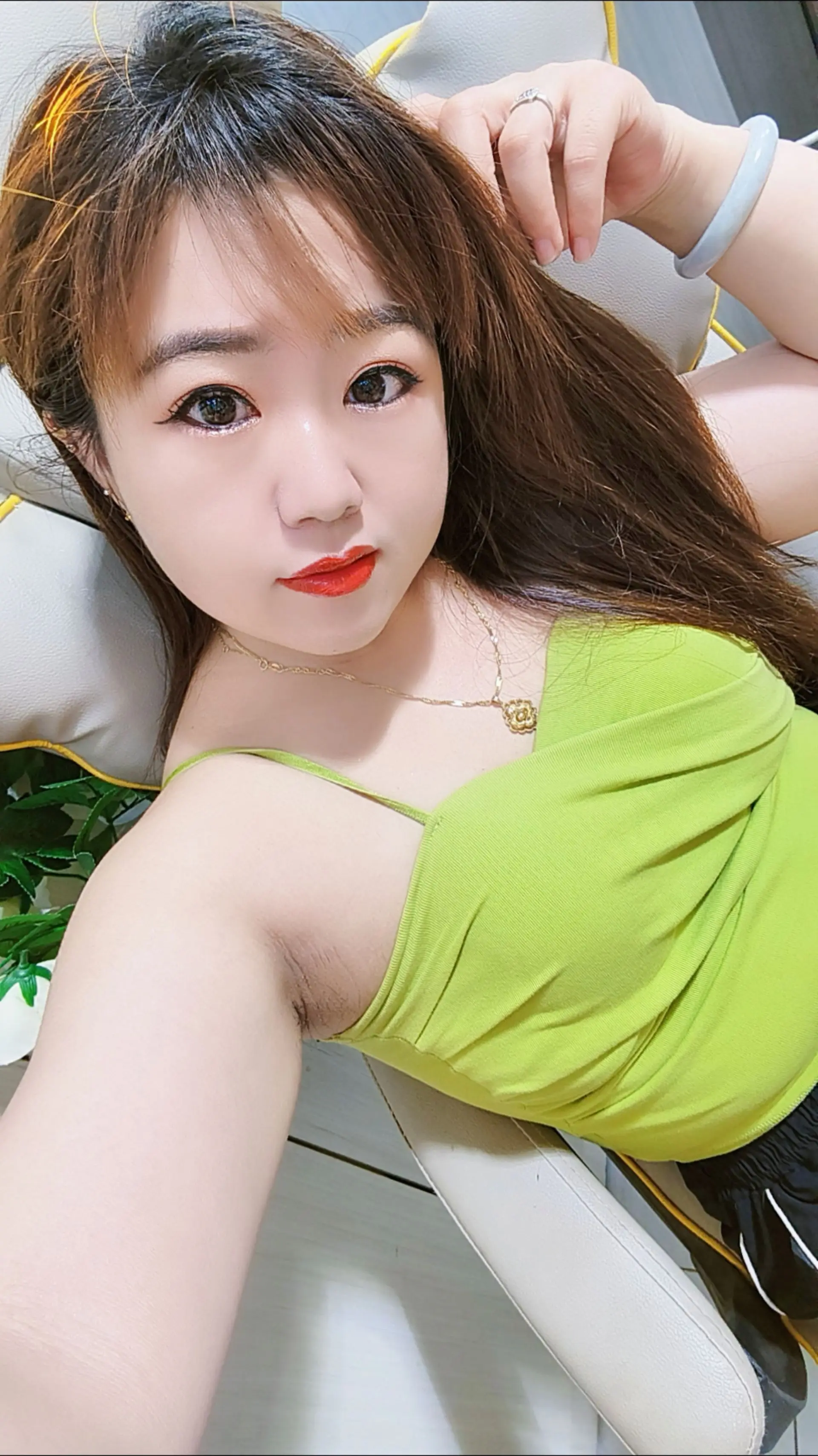 自拍一刻，红尘中保持真我。时光荏苒，唯青春不负🌸