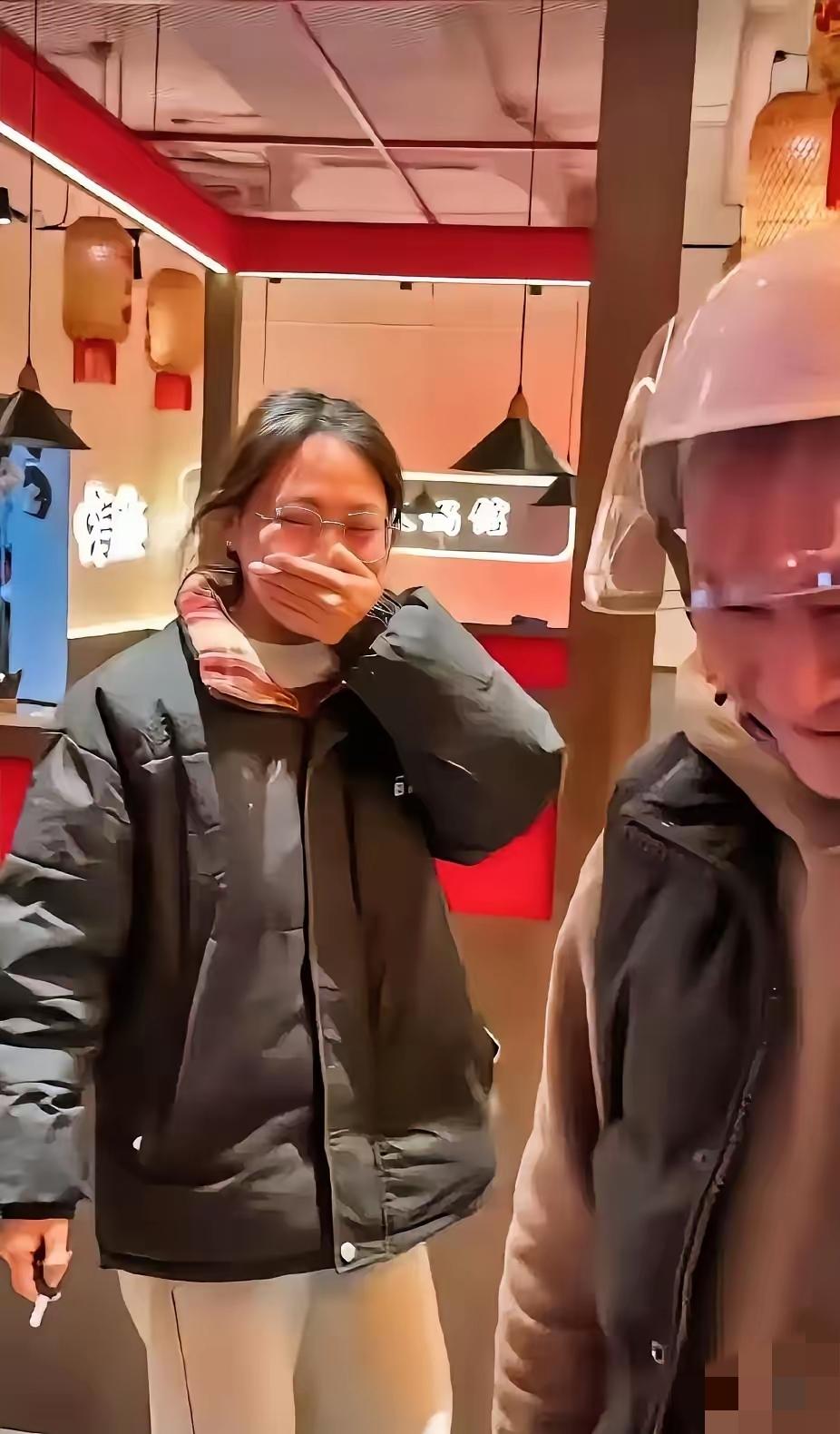 格局打开了！四川，一女子在火锅店打工，发现电瓶车被偷了，就发了个朋友圈吐槽：“贼