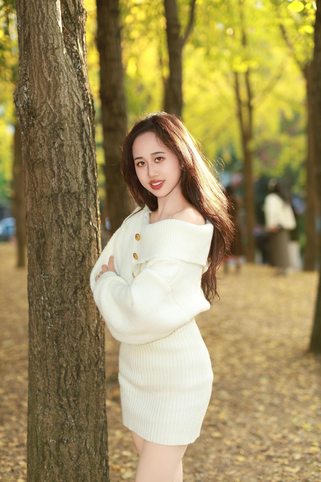 柳候公园里偶遇长发小姐姐，笑容可亲。喜欢拍照，顺手在阳光里拍了几张。～～清纯女神