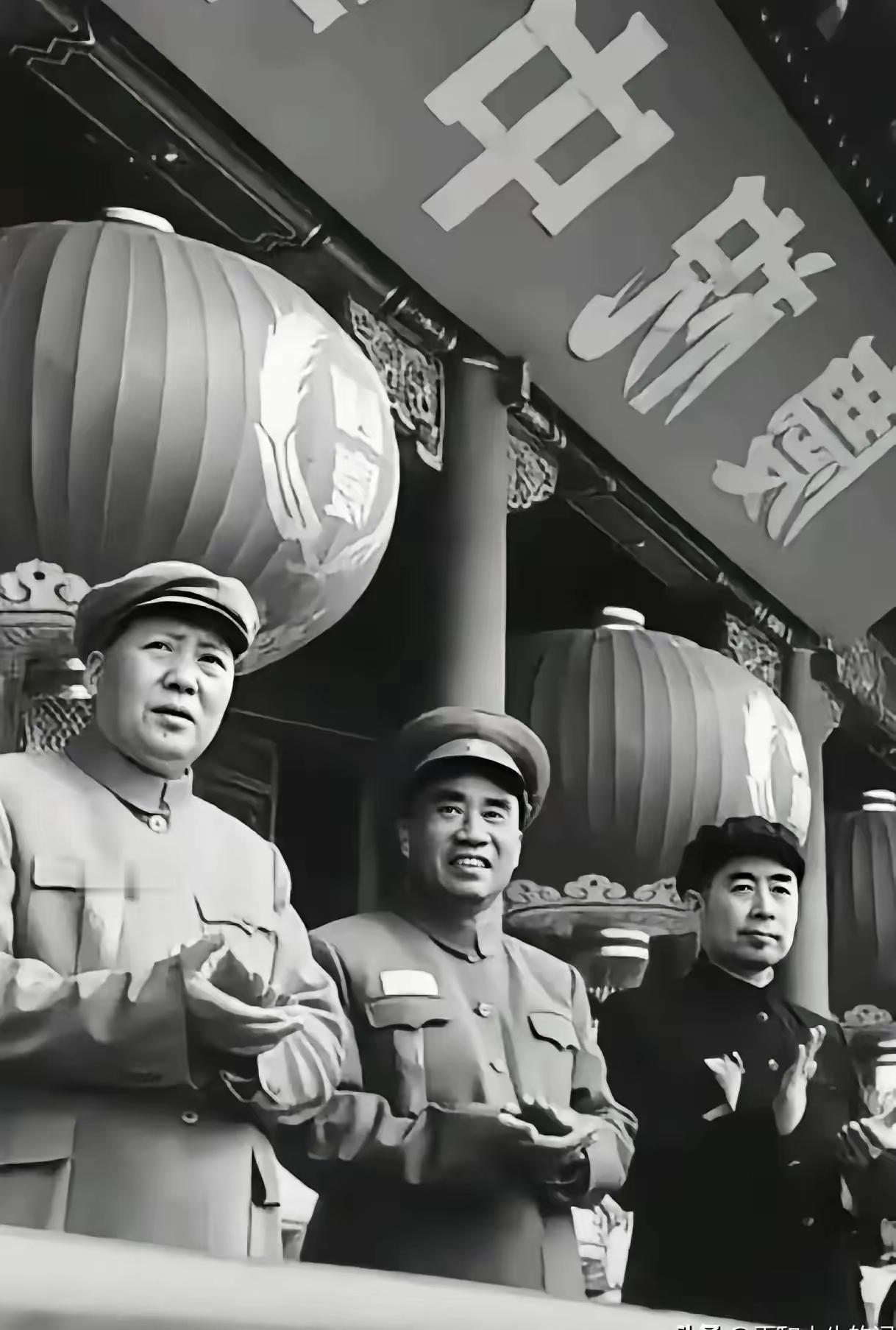 千载丰碑垂世，伟人风范长存
 
世间名利皆会随风消散，唯有精神丰碑，跨越岁月，永