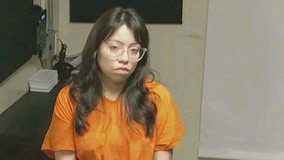 美国这事儿真让人惊掉下巴！23岁女大学生就因为一句玩笑，竟面临15年牢狱指控。在