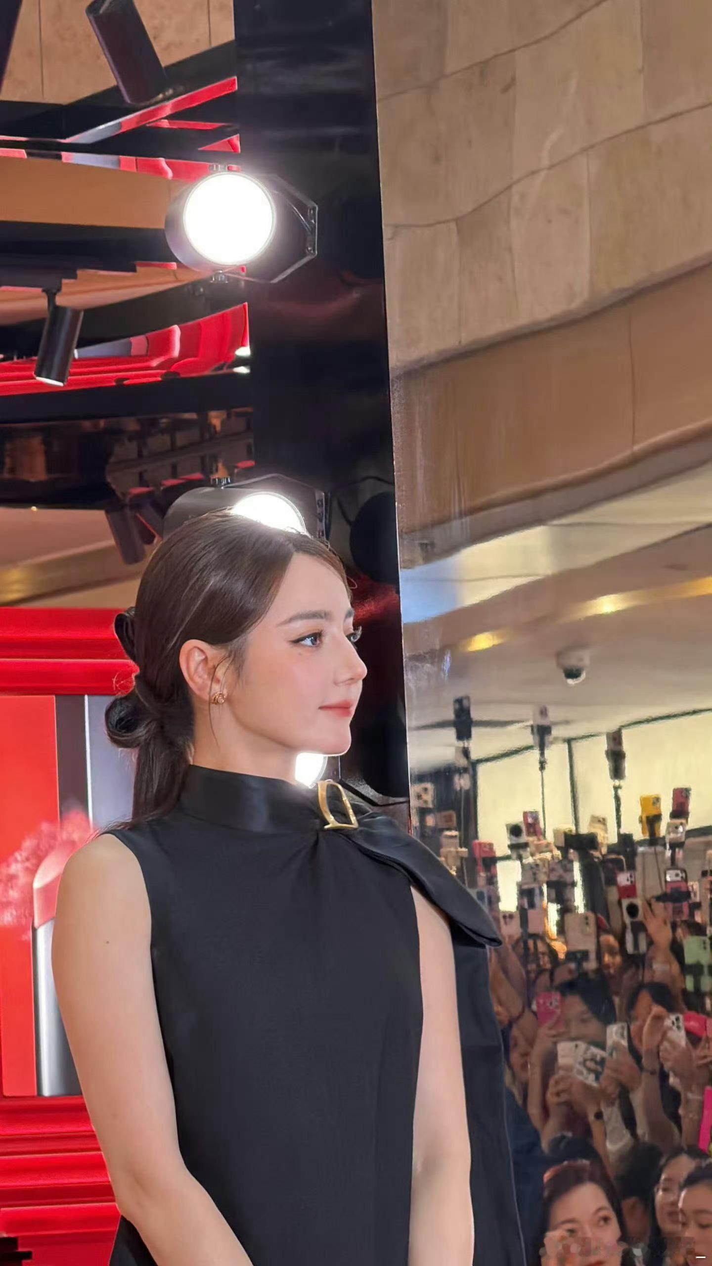 迪丽热巴韩安冉同框太美啦，迪丽热巴好美好美，新疆人都这么美嘛，美丽大方 