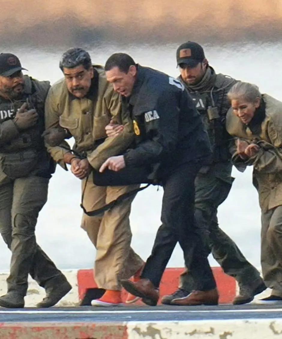 尼古拉斯·马杜罗和西莉亚·弗洛雷斯被带到纽约法院出庭，美国人宣读了对马杜罗夫妇的