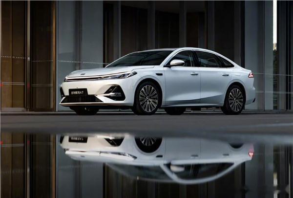 全新银河A7上市2月交付破30000辆10月10日，今年8月份，吉利推出了全新的