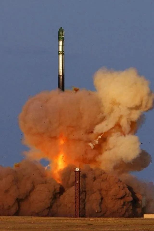 新华社官宣第三代核潜艇成功完成战略导弹试射，强化了我国二次核反击能力的威慑力。美