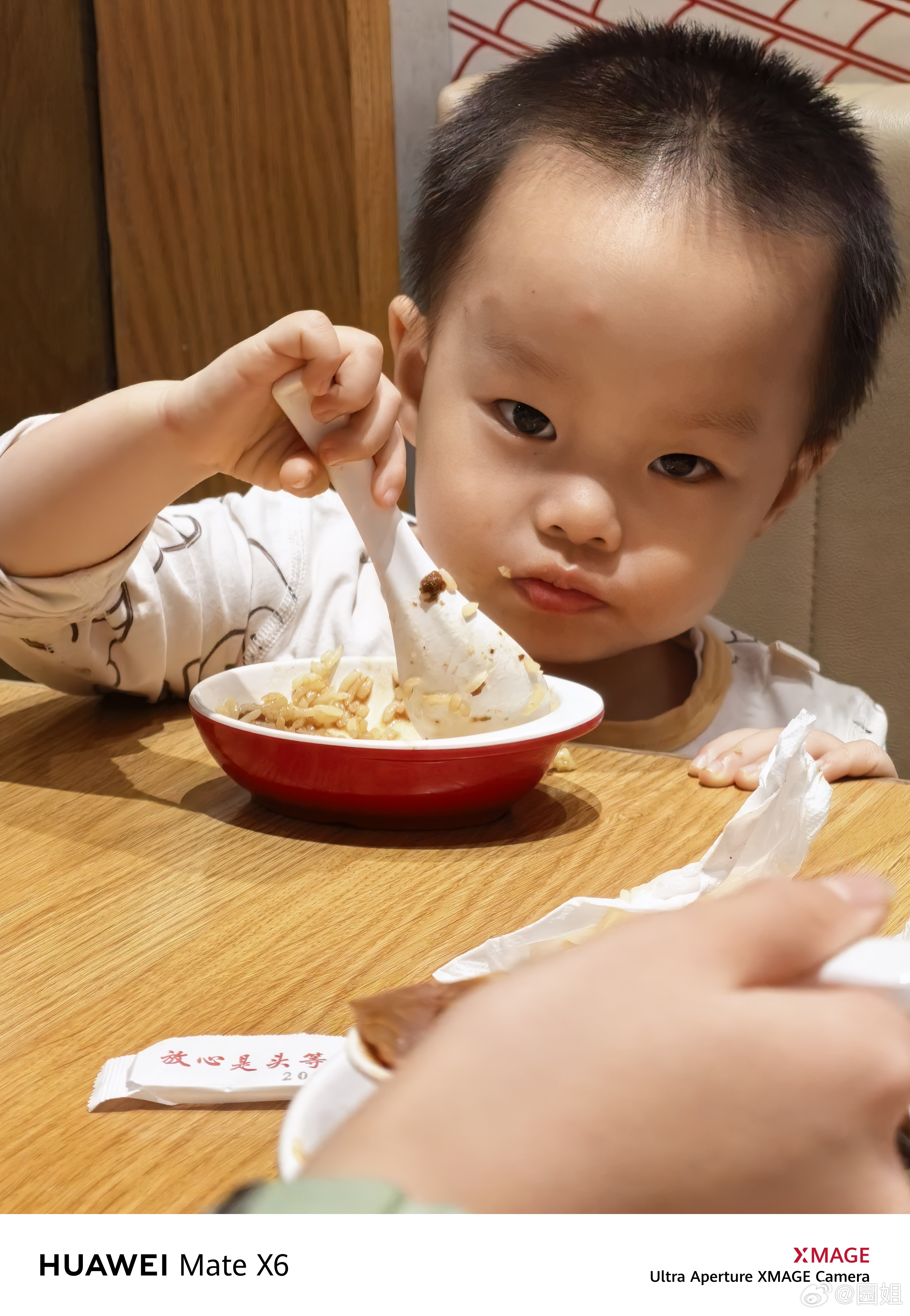 吃外面饭就好吃，大口小口的，在家吃饭可费劲了[允悲] ​​​