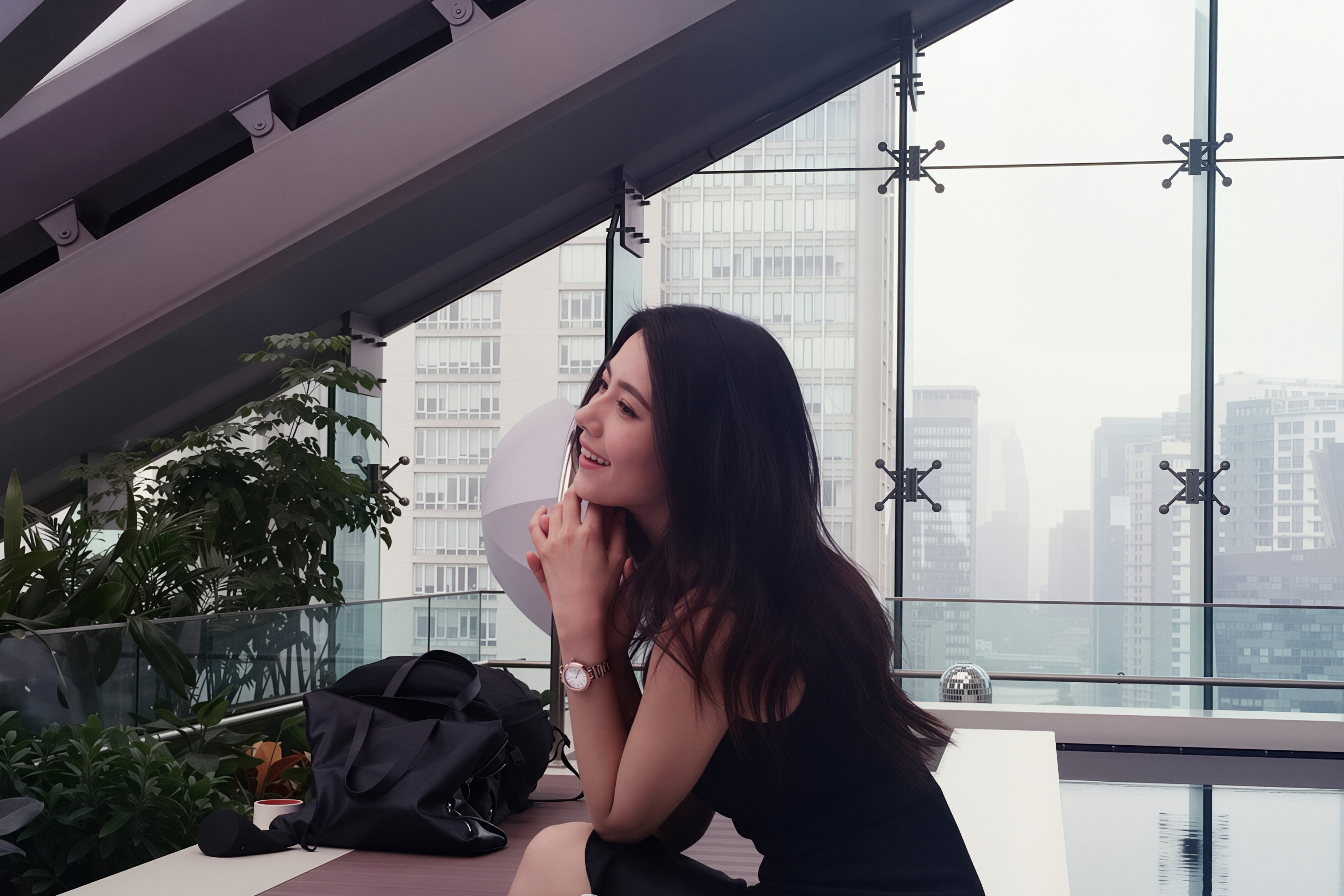 高圆圆 早上好女神这温柔侧颜也太绝了✨ 黑裙配长发，在城市天际线前笑眼弯弯，氛围