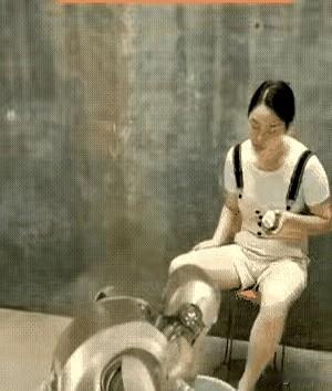 洗脚盆飞起来的那一秒，最安静的屋子响了，侍候女主洗脚的机器人被一再打骂后，端起整