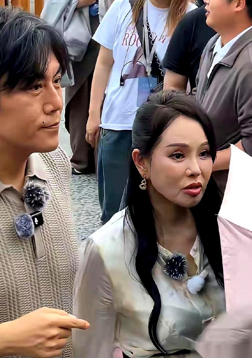 聊聊56岁的伊能静。最近她的一组近照传开了，画面里的脸白皙、紧致，连一丝多余的褶