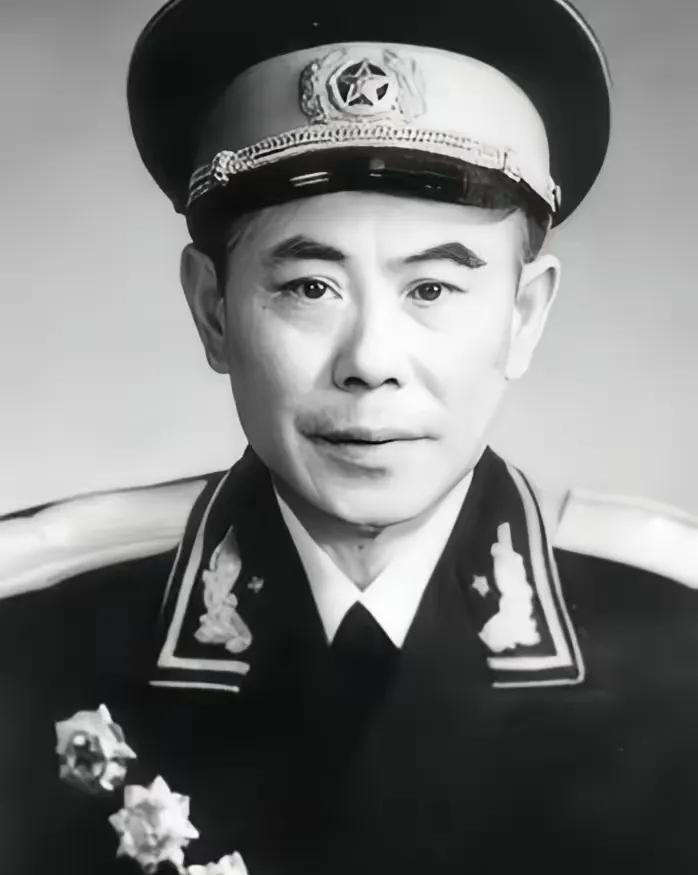 1980年，江苏省军区副司令去上海看病，在一家食堂吃饭。服务员看副司令穿着破衣服