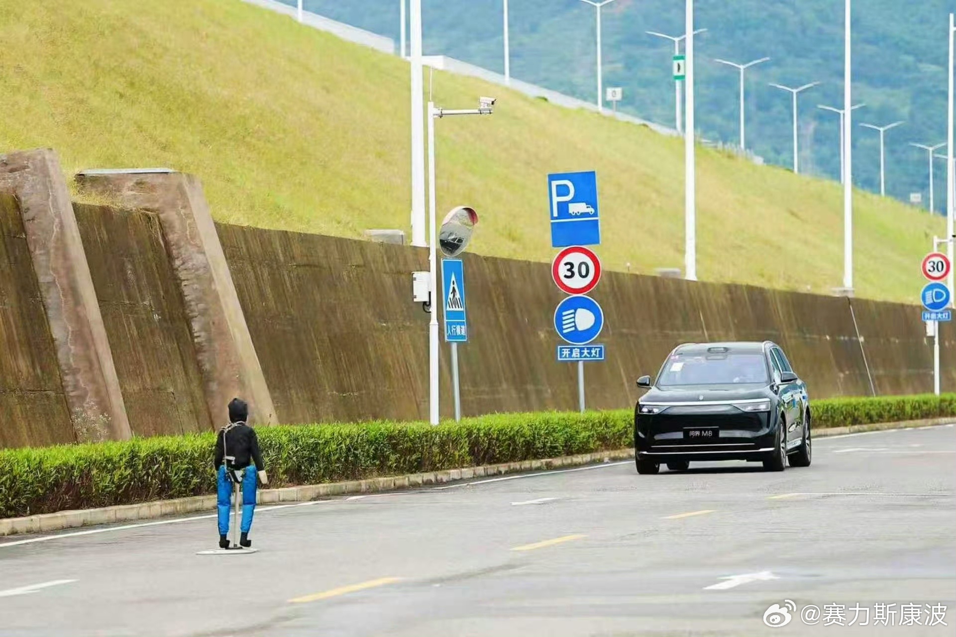 美好新程，共同鉴证。家庭智慧旗舰SUV问界M8用户在工厂验收交付仪式，圆满举行。