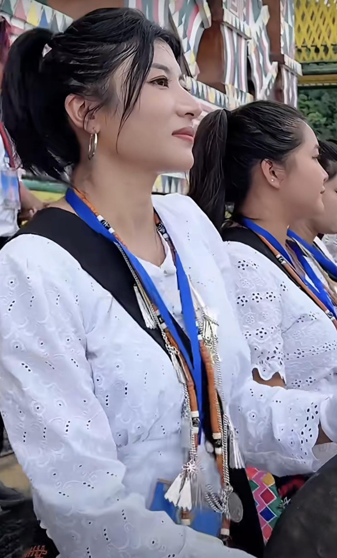 分享你心中的女神云南目瑙纵歌节上的景颇族姑娘，看上去像是央视主持人周涛失散多年的