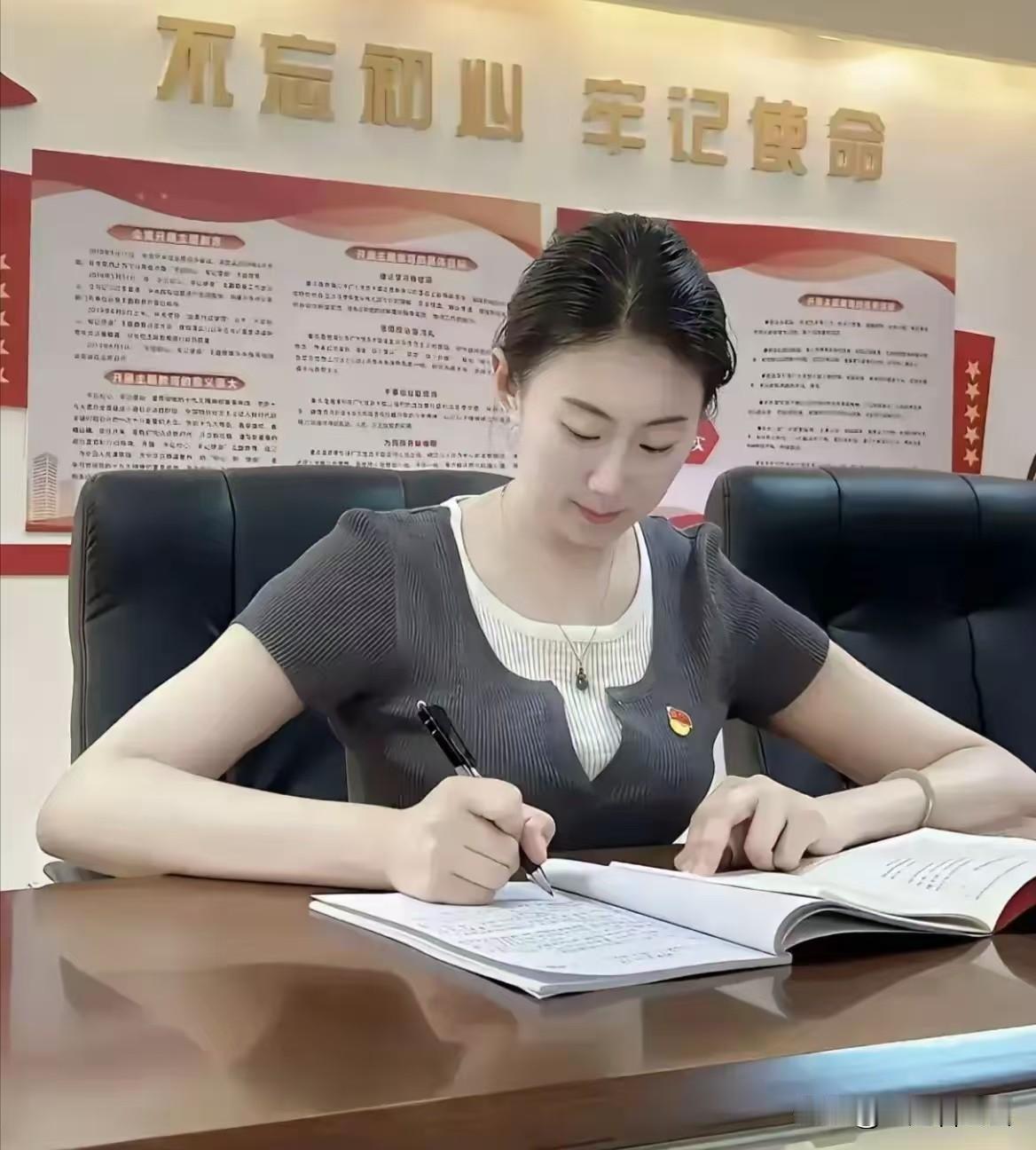 最近，单位来了一位美女领导。她不仅工作认真负责，任劳任怨，而且挺会关心职工，只要