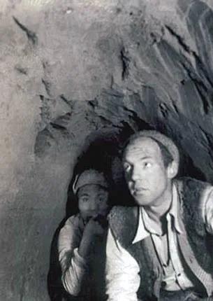 这张旧照片拍的是美军观察组的杜伦上尉。1945年初，他在晋察冀根据地考察地道战，