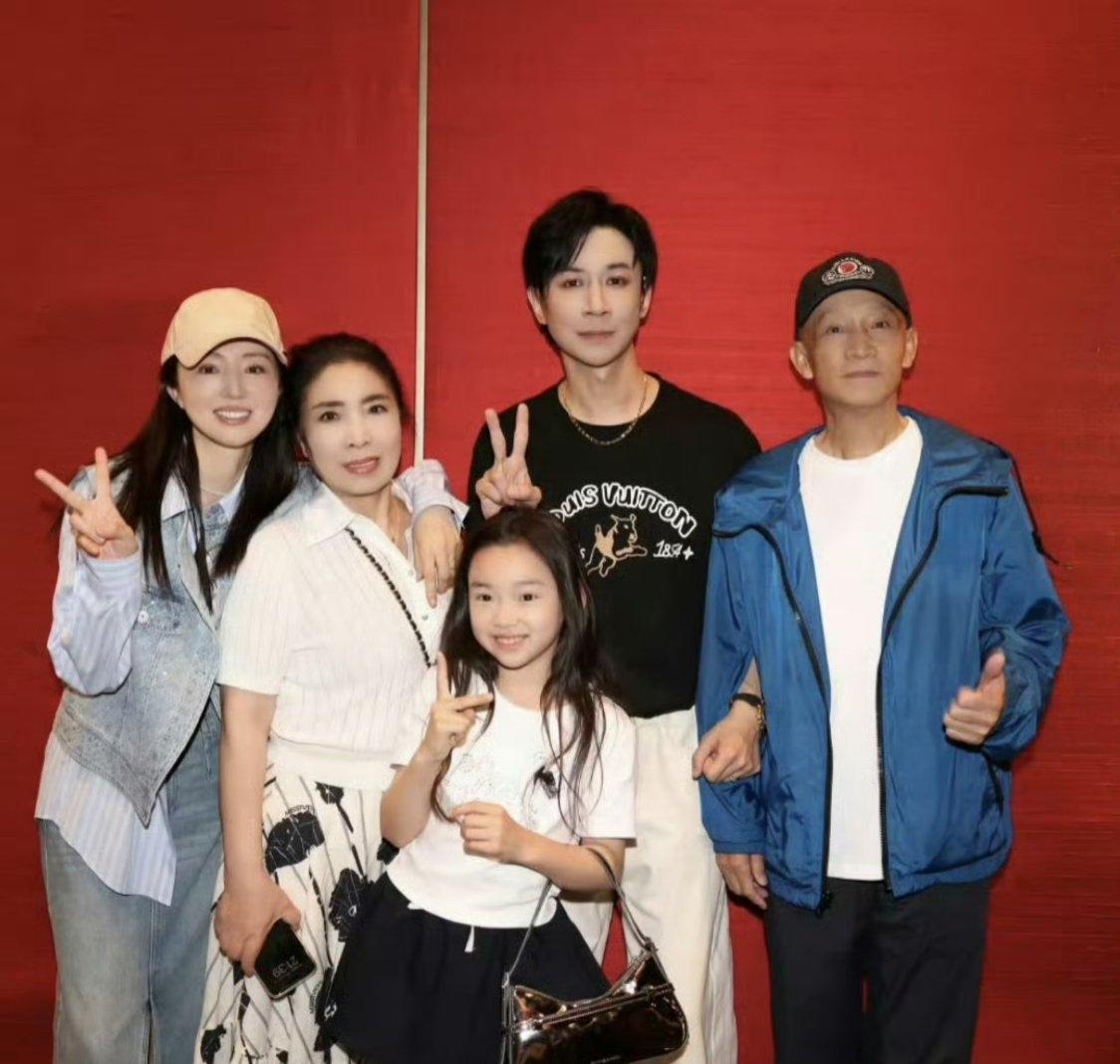 董璇在《姐姐当家[话题]》里回应了再婚后的生活状态，“因为有孩子你不可能说又住在