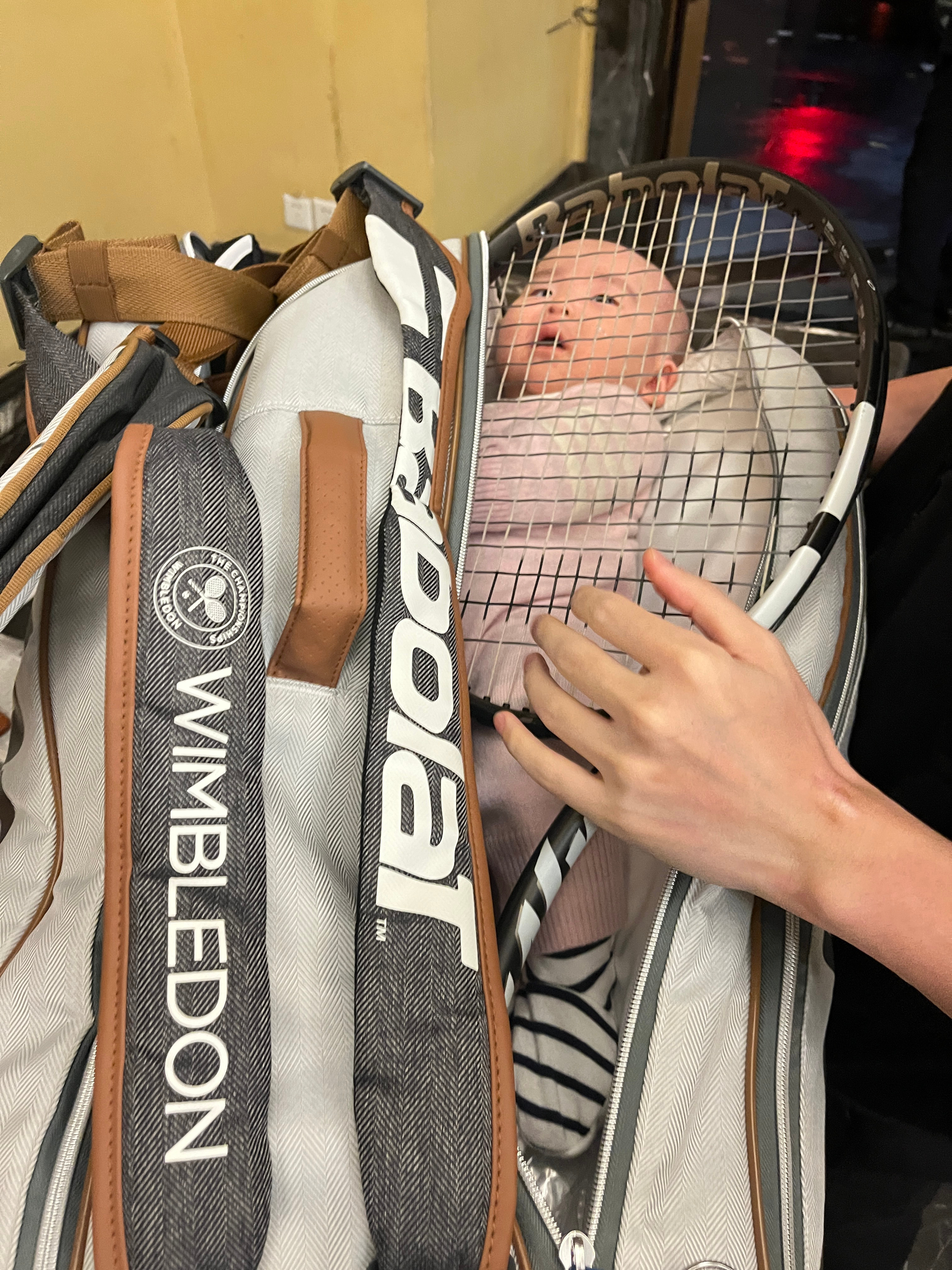 又不舍得儿子又想出门打球怎么办？当然是发挥一下B家大球包容量特别大的特色咯！被兜