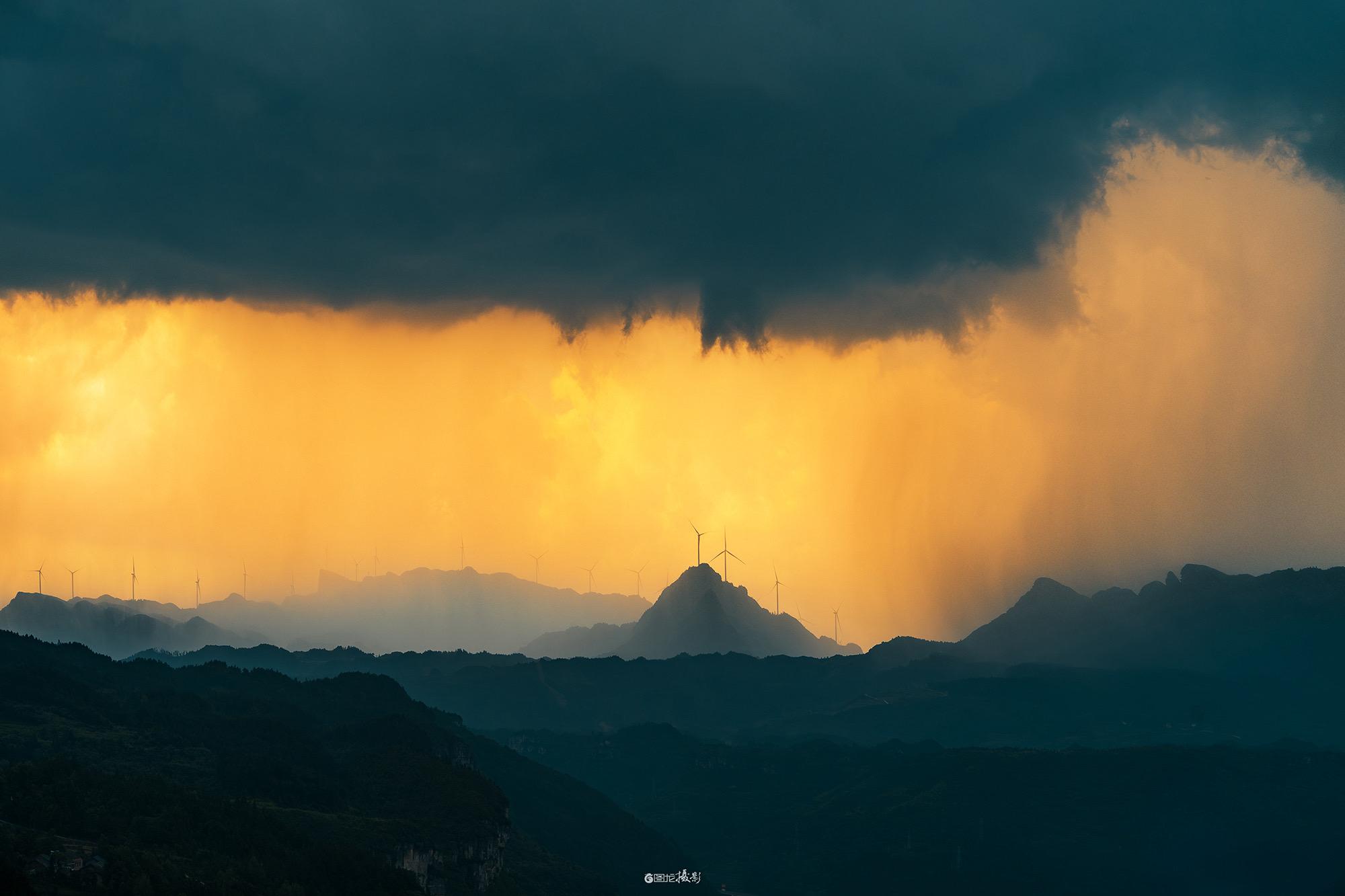 风吹岭的雨前奇迹。在重庆南川的风吹岭，农家乐的院坝里飘着饭菜香。我刚端...
