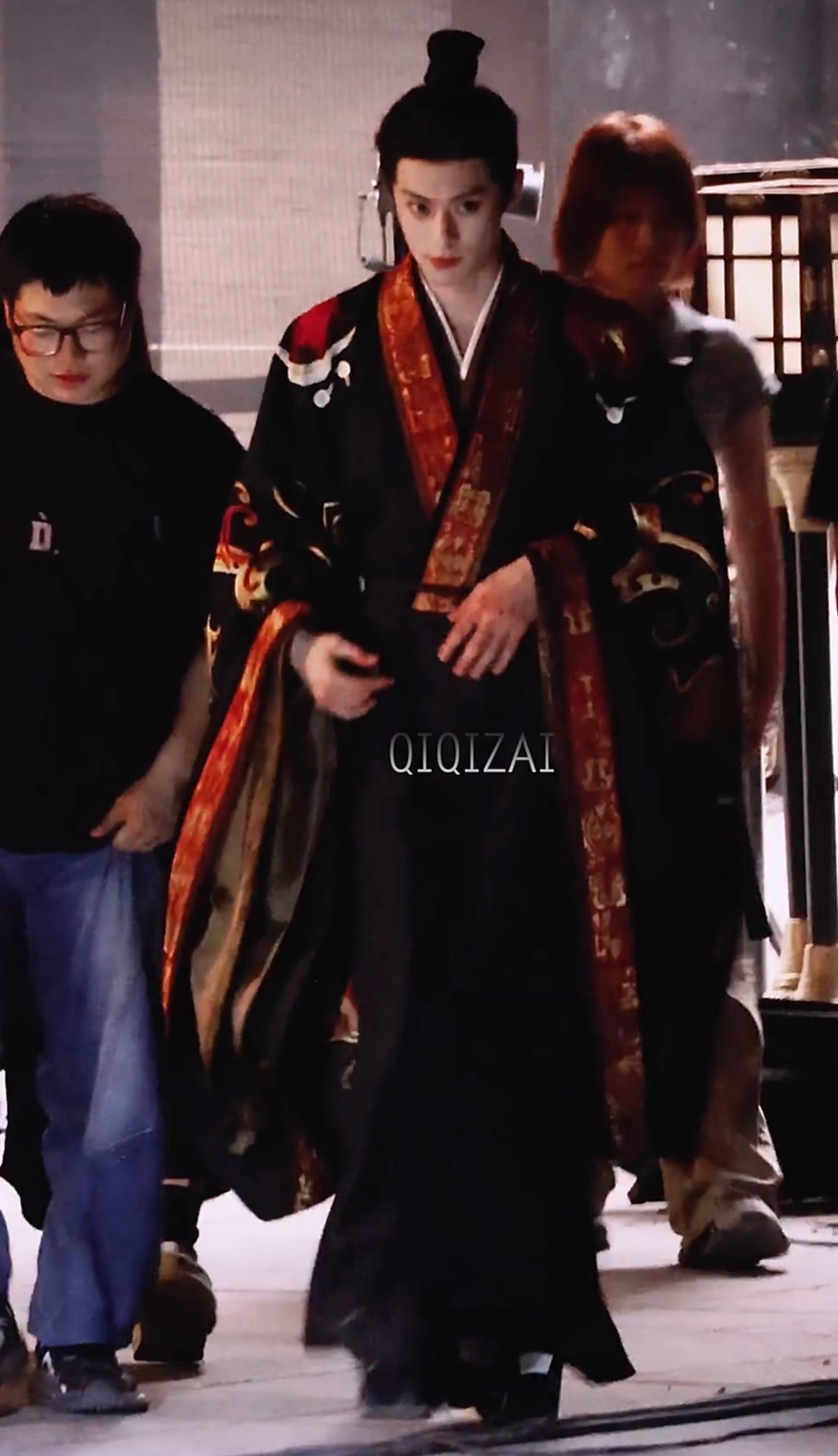 这头身比、头肩比绝了小胖文也穿上d牌了  平时把宝宝衣服扽的平得嘞  以后剧组都