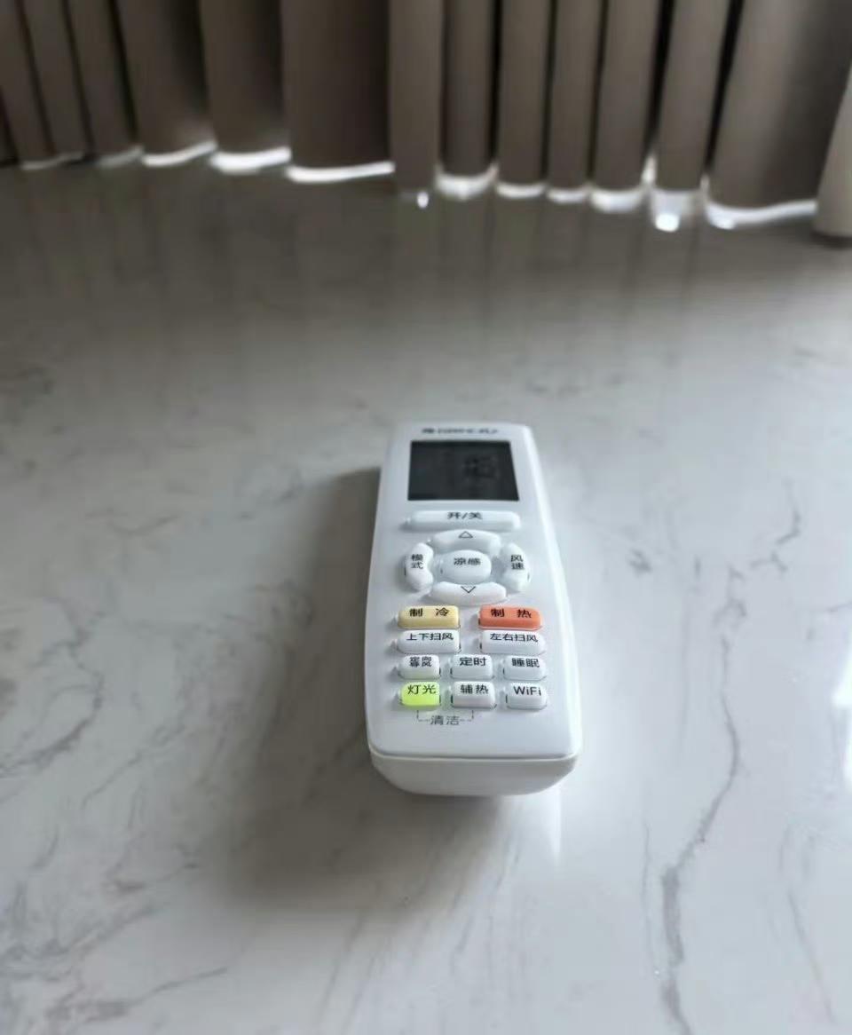 刚安了格力空调，品质确实不错，然而，这遥控器的颜值我真忍不住要说道说道！做得这般