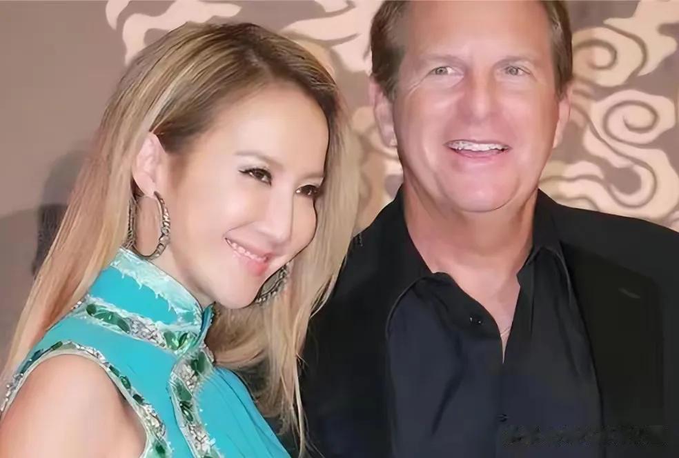说他们是貌合神离的一对，不过分吧？？