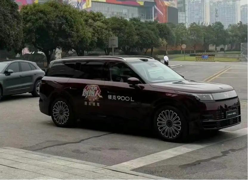 近日，网上曝光了领克900L新车，关于这款新车型，我有几个观点跟大家分享一下：