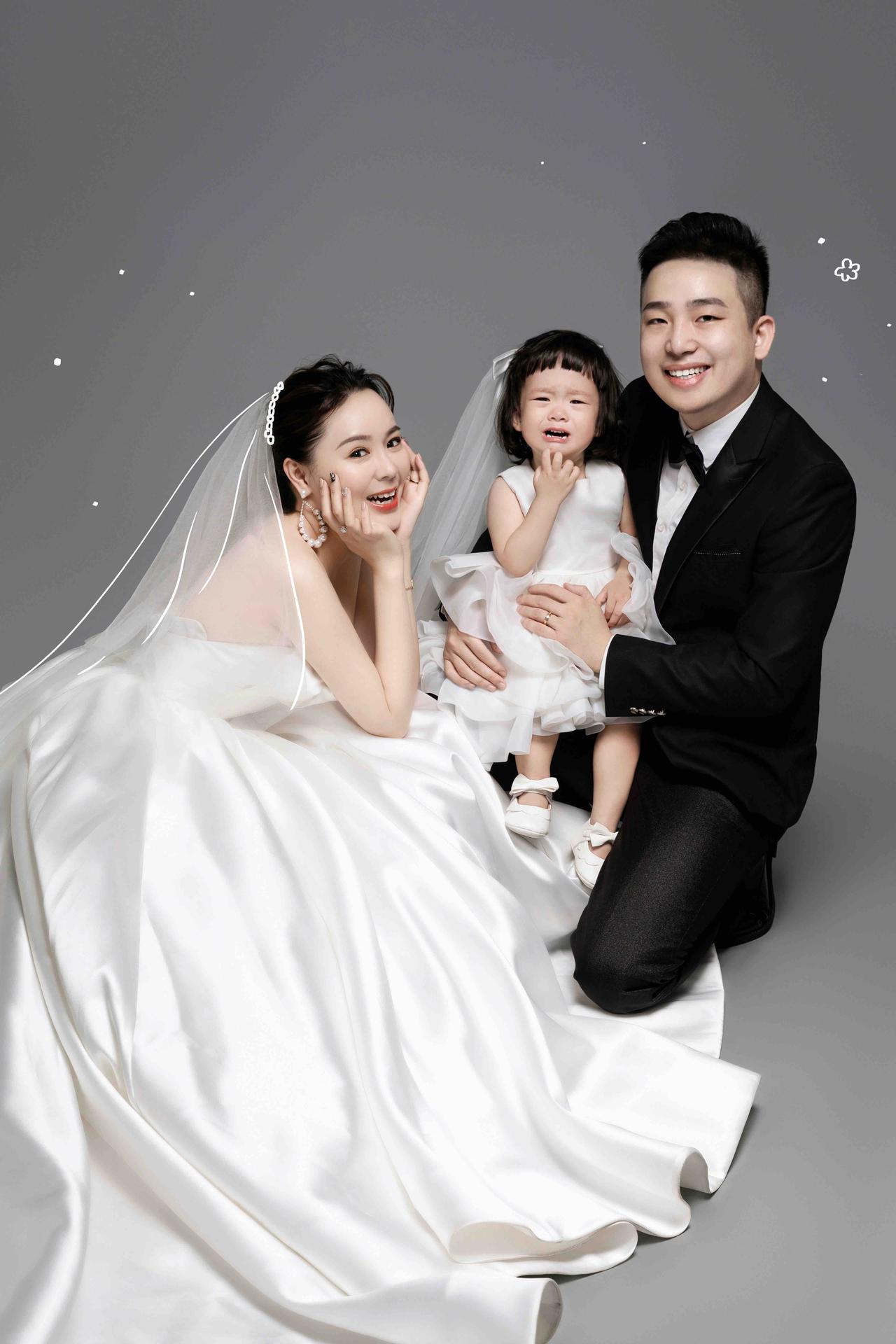 妈妈穿上了轻婚纱，爸爸系上了小领结，宝贝像小花童一样跟在身边——这不是婚礼，是我