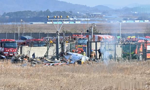 韩国载181人飞机降落时起火  韩国客机起火现场画面 木安机场的进一步图像显示消