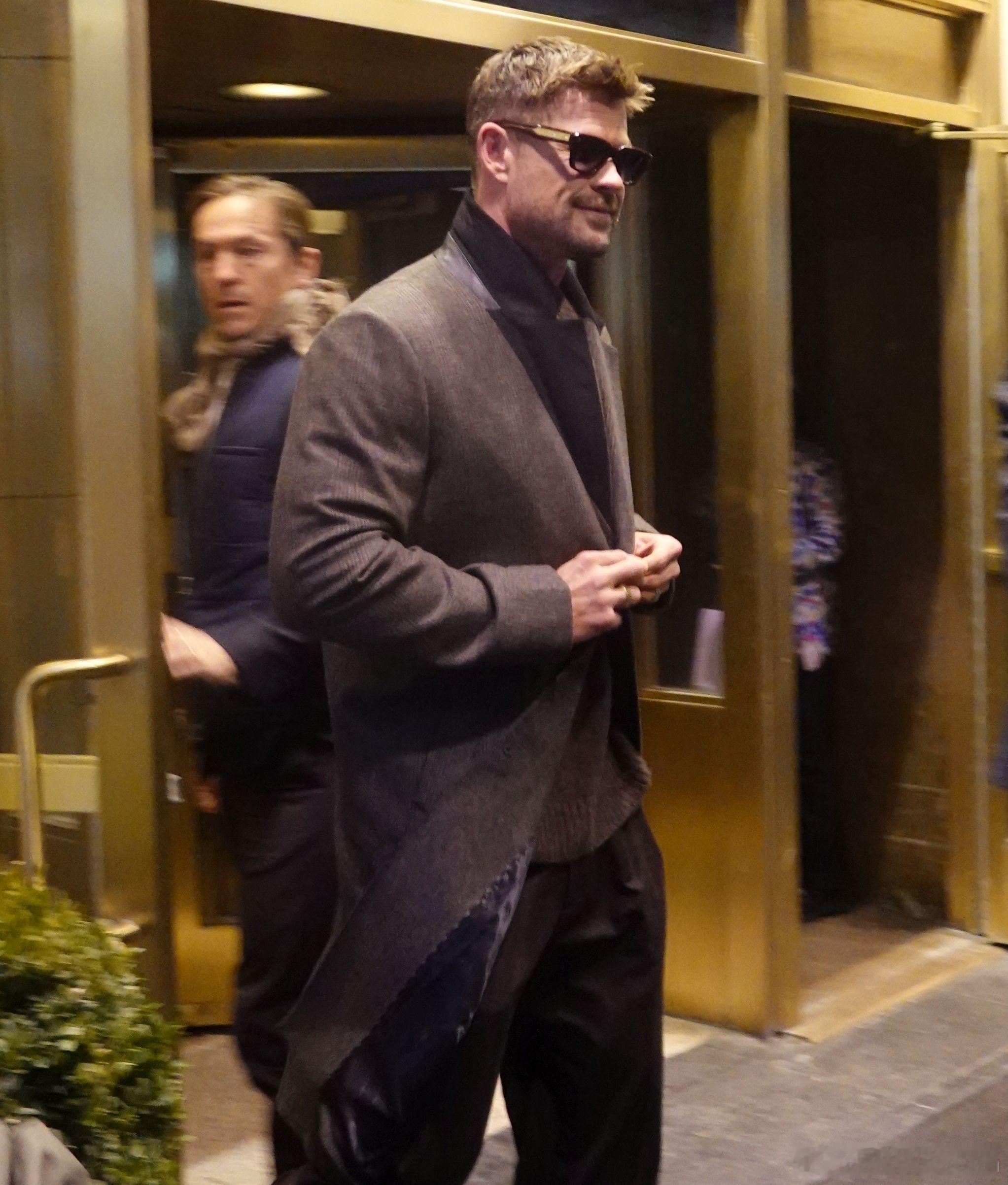 Chris Hemsworth克里斯海姆斯沃斯在纽约外出，离开酒店前往Siriu