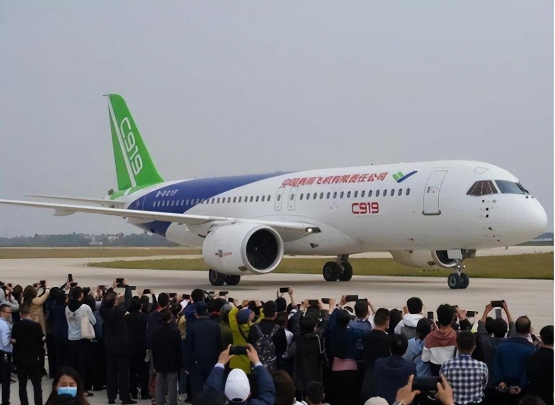 又硬气了！C919适航证迟迟不来，中国也是硬气，把近百架波音飞机拦在国门外。
 
