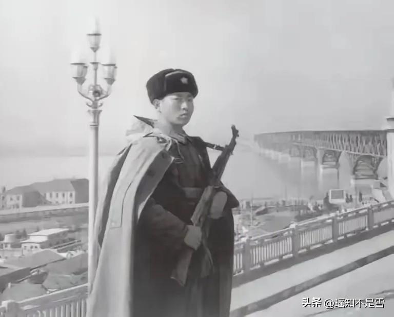 1971年，许世友在南京长江大桥视察时，看到守桥士兵冒着大雪露天站岗，当即提出修