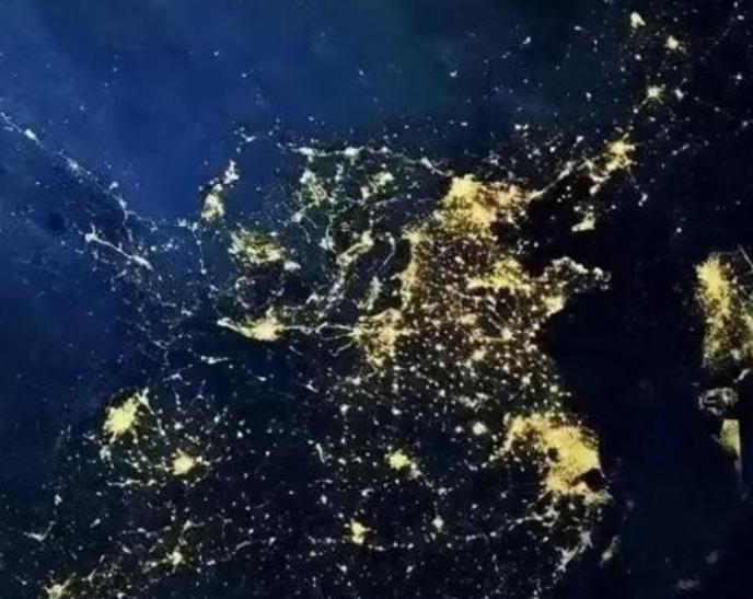 为何中国宁愿把电力输向越南，让越南夜晚灯火辉煌，却对朝鲜几乎绝不供电？

要想明