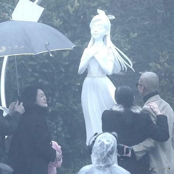 这18岁的温柔懵懂的美少女雕像，真是大S吗？形不似神不似的，倒像卡通动画人物，或