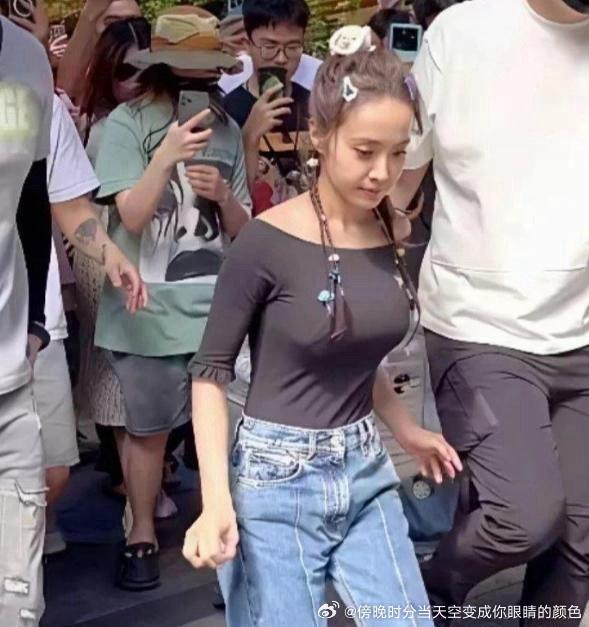 年近50还跟少女一样，周杰伦应该后悔死了。 