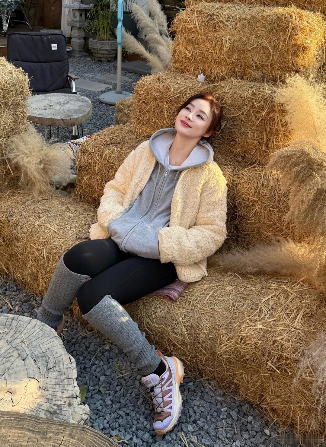 袁姗姗一组冬日户外随拍曝光，整体穿搭走休闲舒适路线，将冬日的慵懒与温暖完美诠释。