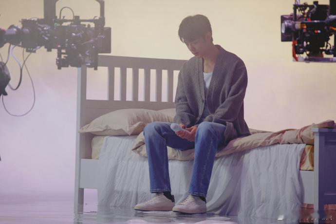 肖战悠扬浮漾静候梦乡  肖战停靠属于晚安的静谧之地  肖战工作室出的这组晚安图，