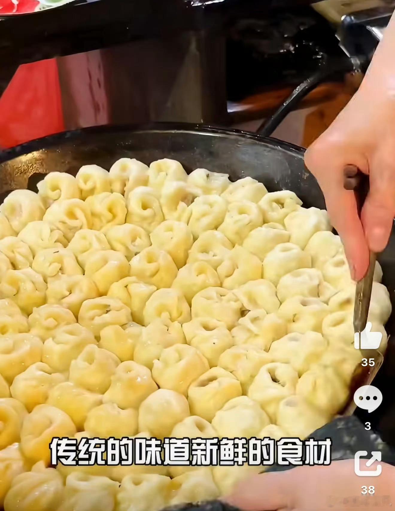 一到深夜武汉人的零食dna就动了深夜武汉的烟火气藏在街边小摊，游记煎包只在夜里出
