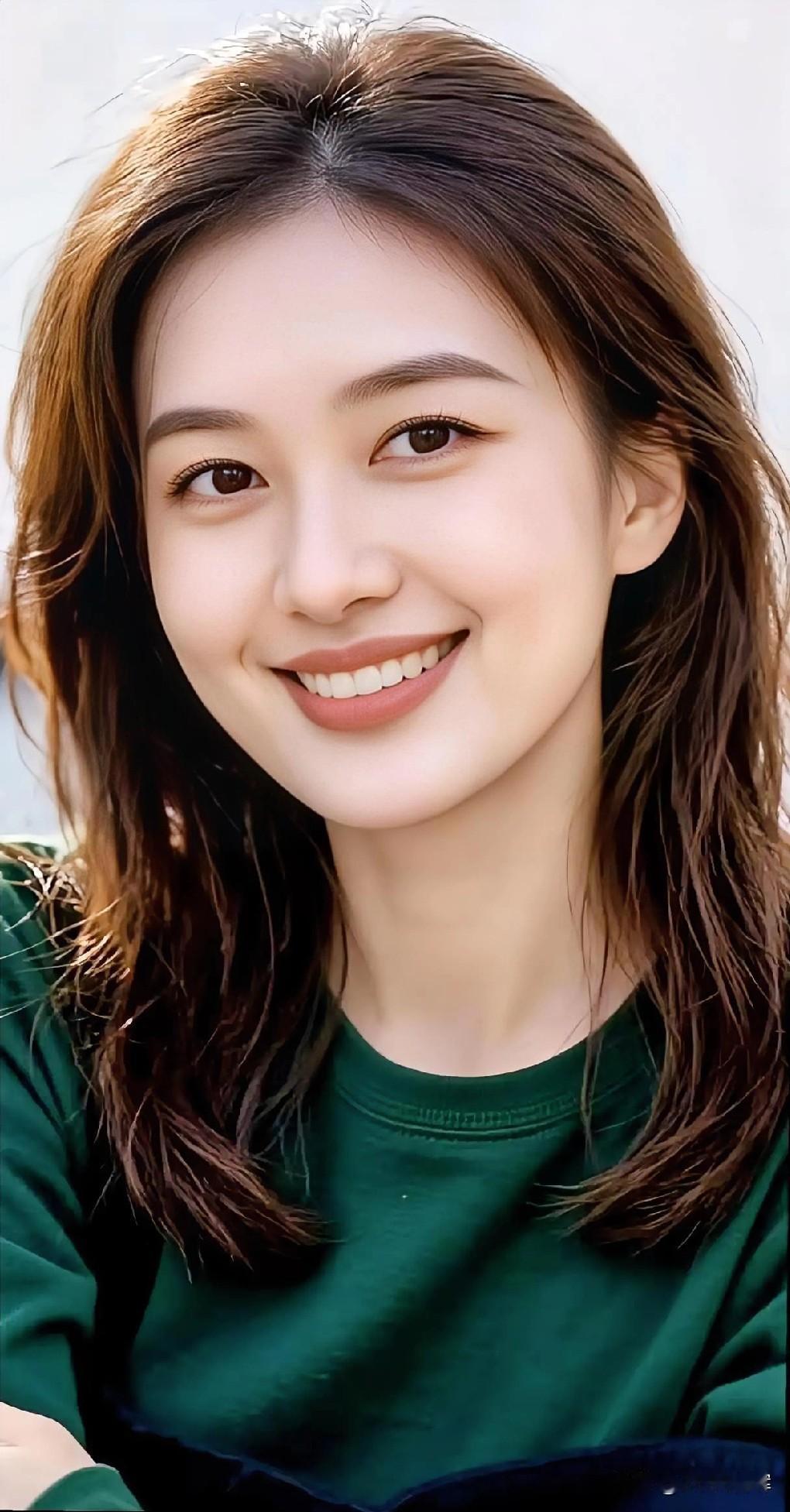 墨绿衣衫裹着温柔，她笑成春日的诗。

发丝轻垂，晕染慵懒暖意。

眼眸盛着星光，