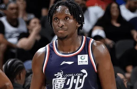 广州龙狮打快船，让奥拉迪波真真切切体验了一把什么叫“队友CBA”。

40岁的保