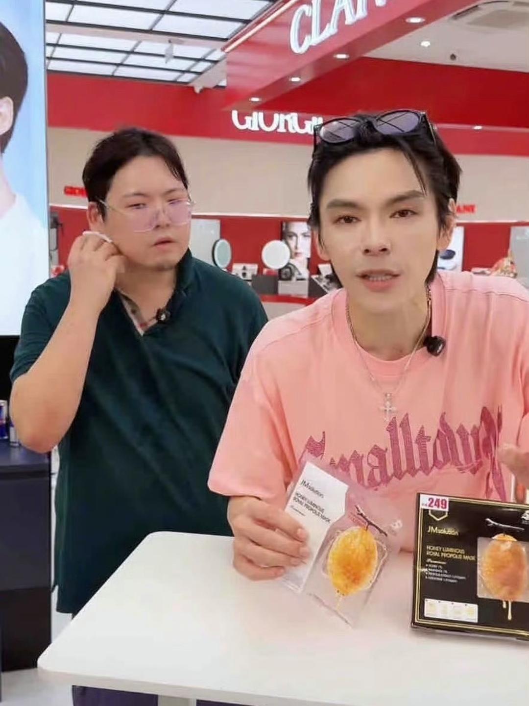 向华强的小儿子向佑鲜少露面，向家也很少提到他。没想到这次他会以直播的方式出现在向