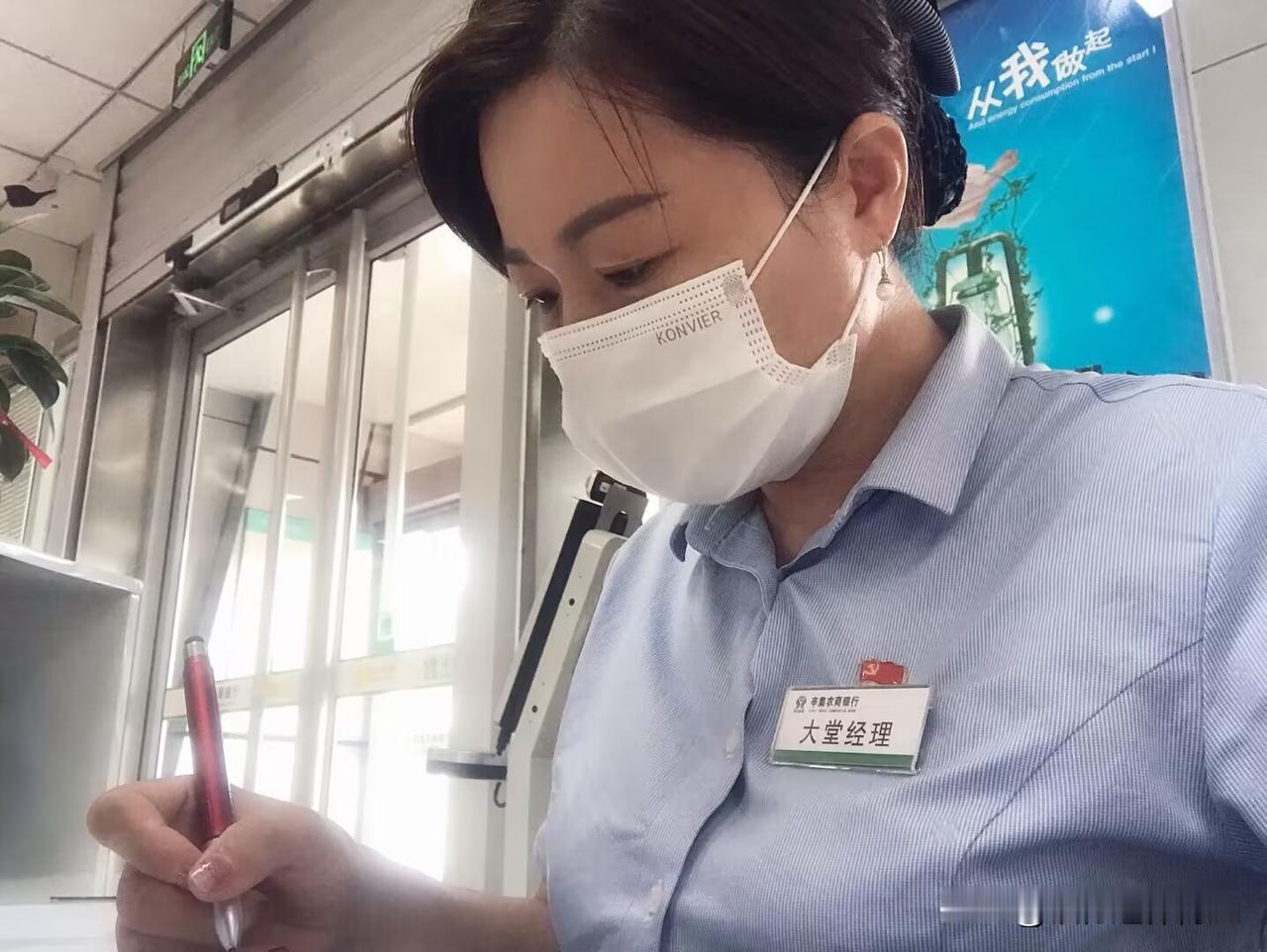 在银行上班是个好工作吗?其实别管什么工作，好不好，也是因人而异。

有的人觉得银