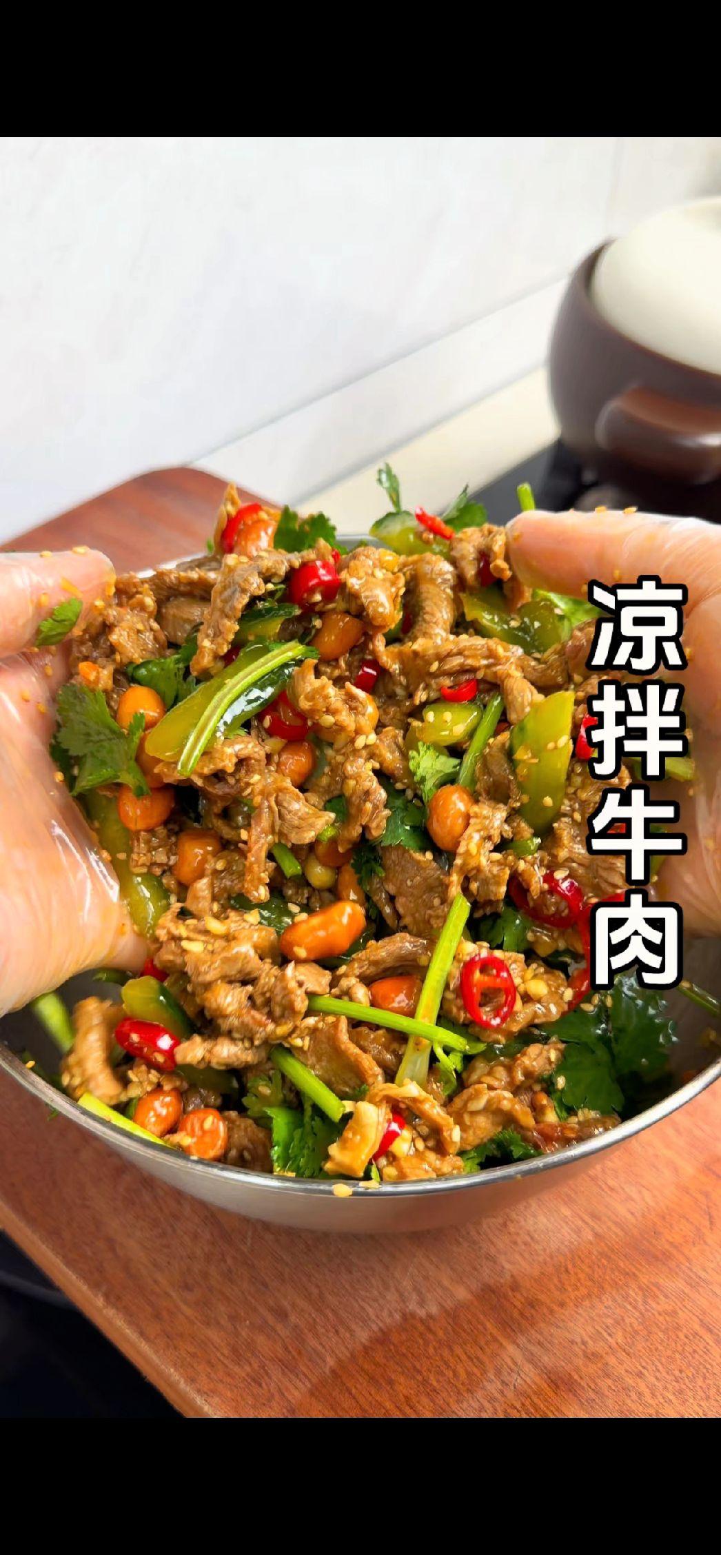 🔥牛肉滑嫩做法超简单！
1️⃣处理牛肉：先把牛肉用生抽、胡椒粉、生粉腌制10分