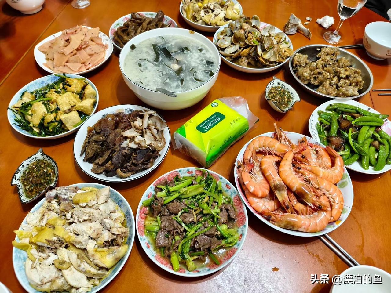 今天元宵节，看看家里的年夜饭！🥳

一桌子菜看得我眼花缭乱，有我最爱的白灼虾，