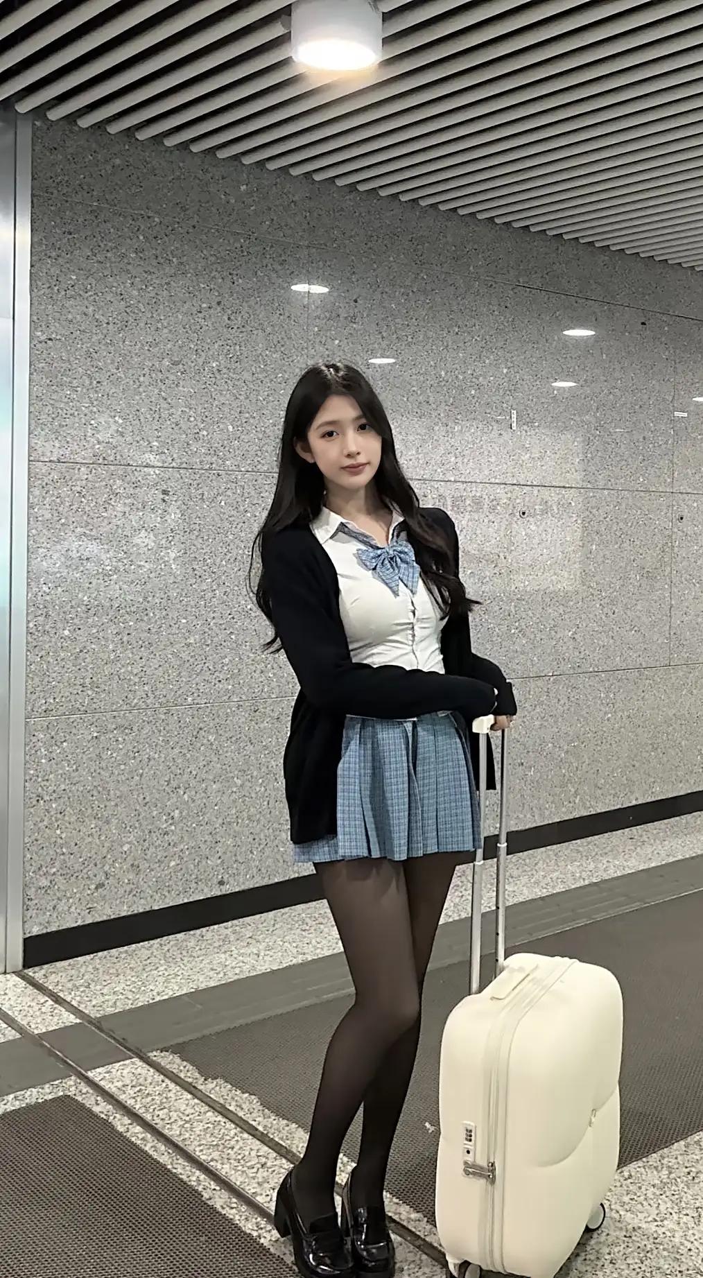 这个话题仁者见仁智者见智没有标准答案。
对于普通人来说钱重要，对于有权有势力的人