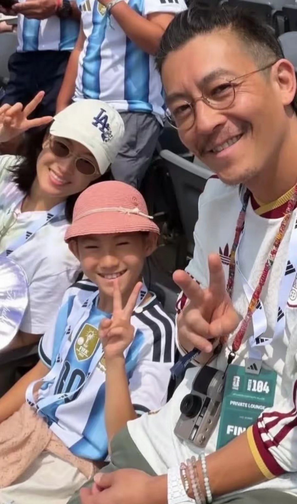 陈冠希秦舒培带着女儿一同现身观看世界杯，女儿和妈妈秦舒培长得好像，一家三口现在也